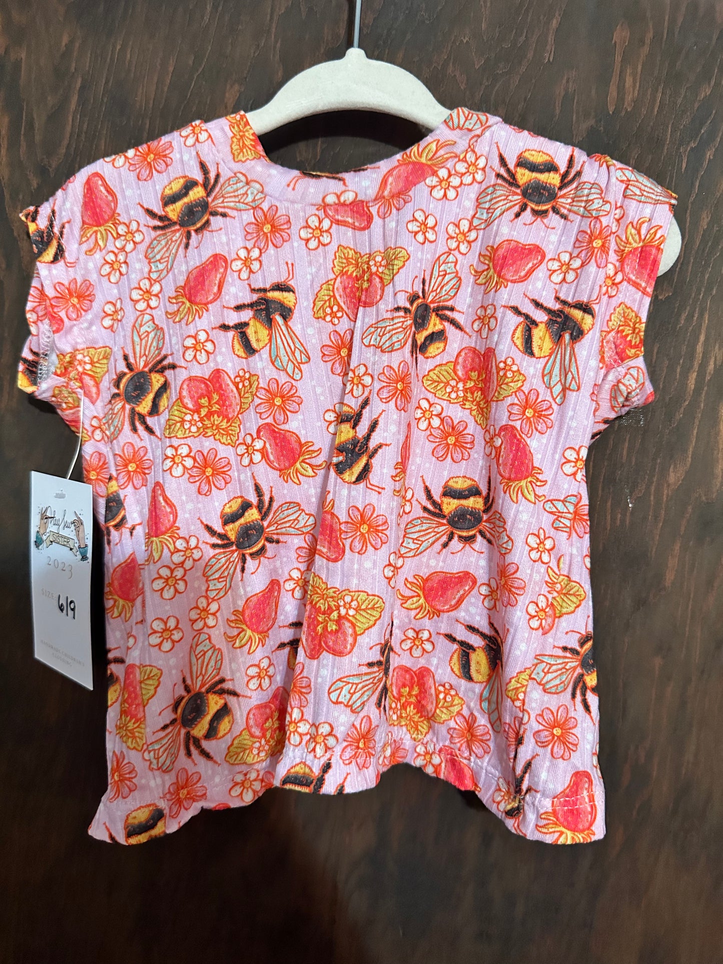 6/9 bee tulip tee